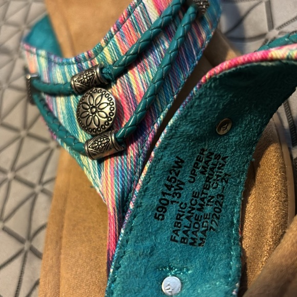 Minnetonka Thong Sandals SouthWest Style - Picture 2 of 5